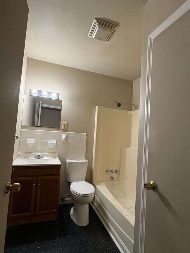 Building Photo - 2 Bedroom Duplex on Strode Station Circle