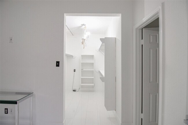 Building Photo - 1914 Hickory Lawn Dr