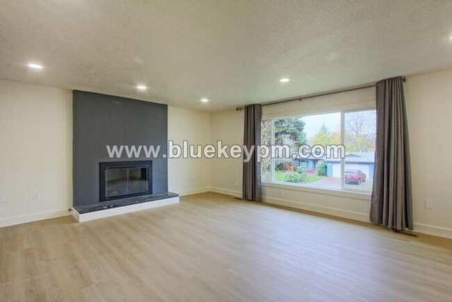 Building Photo - Newly Remodeled 5 Bed, 2 Bath Home with RV/Boat Parking in Oregon City