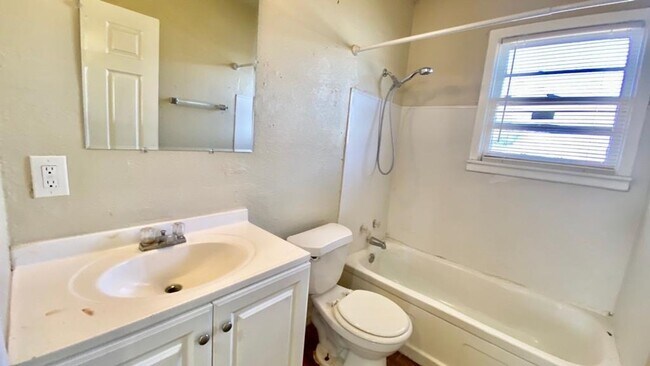 Building Photo - Handyman Special $0 First Month's Rent / “...