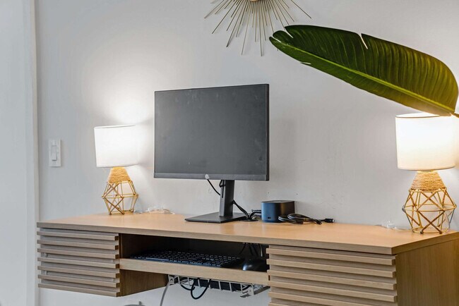 Building Photo - 404 NE 2nd Ave