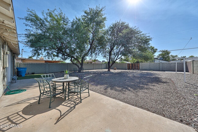 Building Photo - 2221 W Clarendon Ave