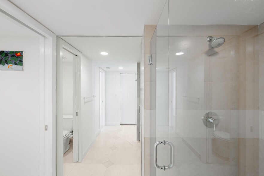 Building Photo - 1925 Brickell Ave