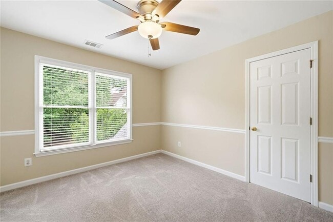 Building Photo - 2058 Woodside Park Dr