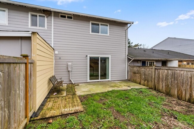 Building Photo - Cute 3 bed 2 bath town home