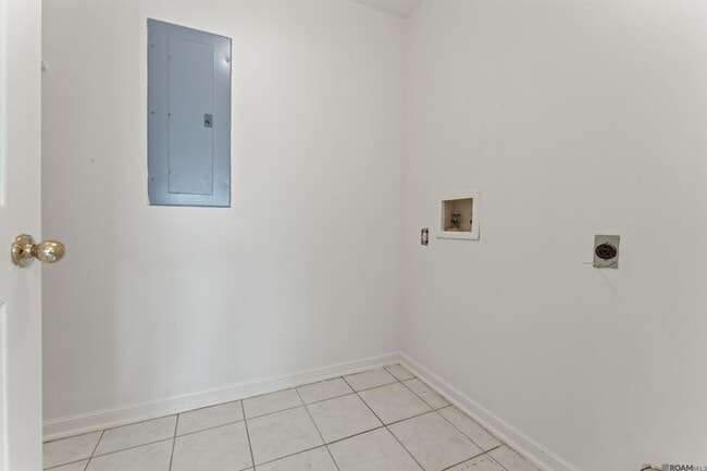 Building Photo - 18516 Lakefield Ave