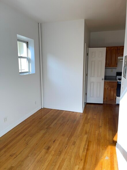 Building Photo - 16 Conselyea St