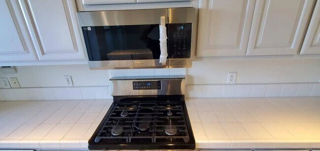 Building Photo - Modern Townhome in Prime San Mateo Location