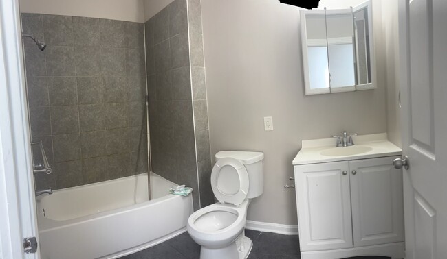 Building Photo - 2 Bedroom 1 bathroom with central air town...