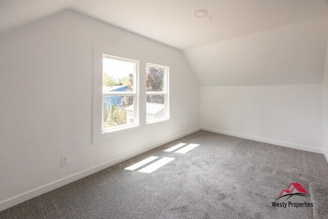 Building Photo - 542 NE Brazee St