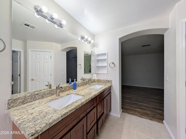 Building Photo - 15748 W Paradise Ln