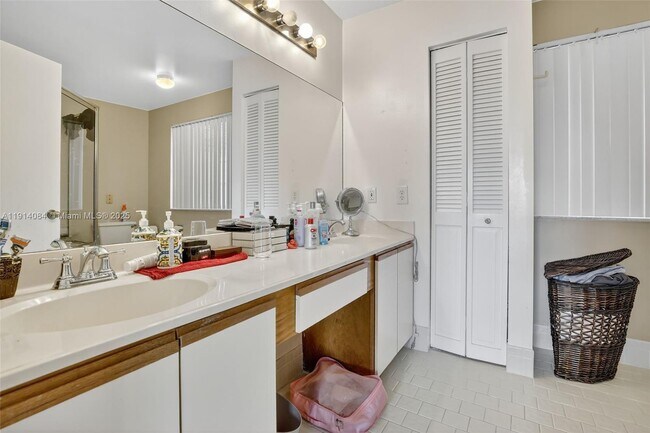 Building Photo - 9481 Oak Grove Cir