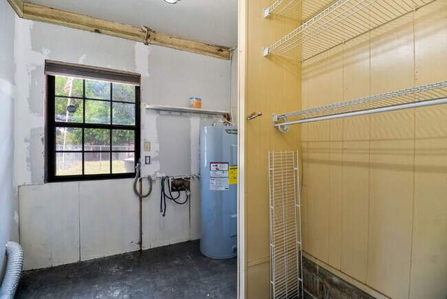 Building Photo - Charming 4 Bedroom Pensacola Rental in a Convenient Location!