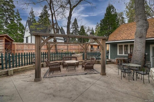 Building Photo - 295 Sunset Dr