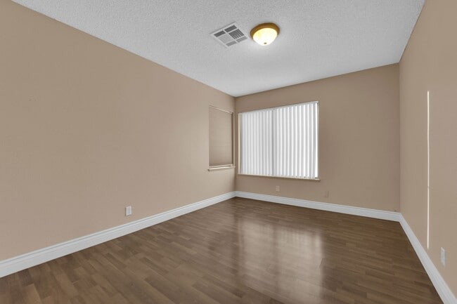 Building Photo - Beautiful 4 bed/ 3 bath POOL Home For Rent