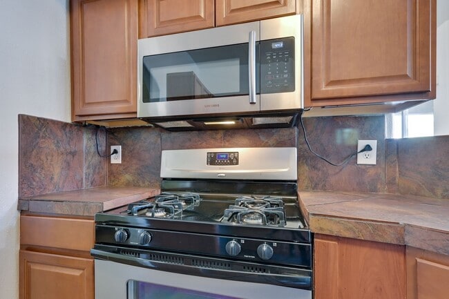Building Photo - Guard Gated!!! Community Pool, Spa!!! Fitn...