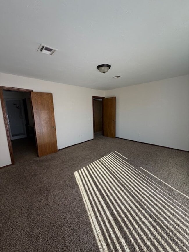 Building Photo - Spacious 2 bed/2.5 Baths - Duplex in the Surrey Hills Addition