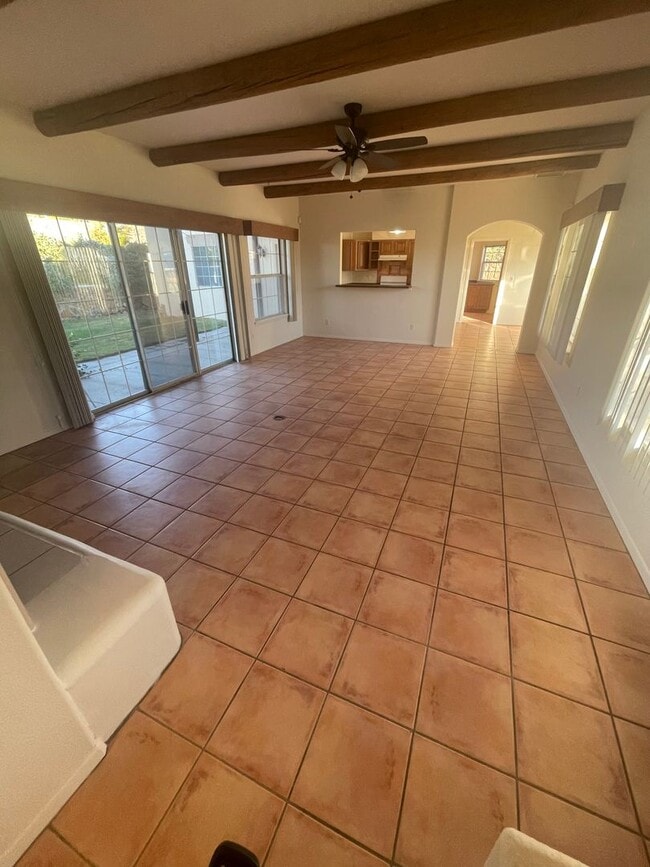 Building Photo - Beautiful 3 Bedroom/2.5 Bathroom Home Loca...