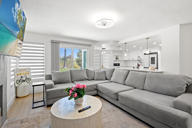Building Photo - Luxe Spacious Home Near Parks Fully Equipped