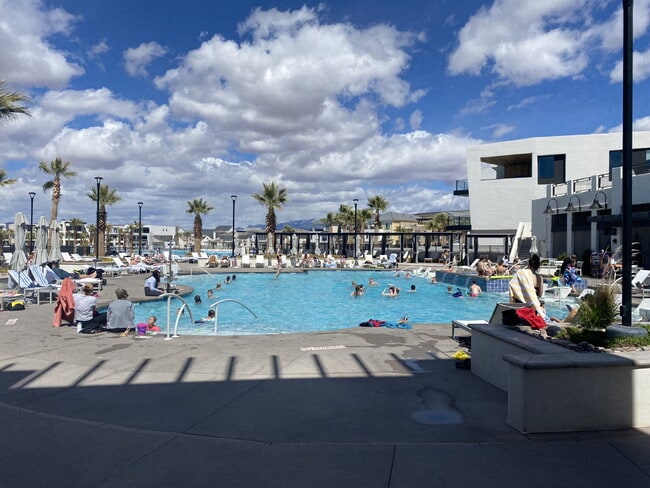 Building Photo - Breathtaking Desert Color 3 bed 2.5 bath townhome for rent!