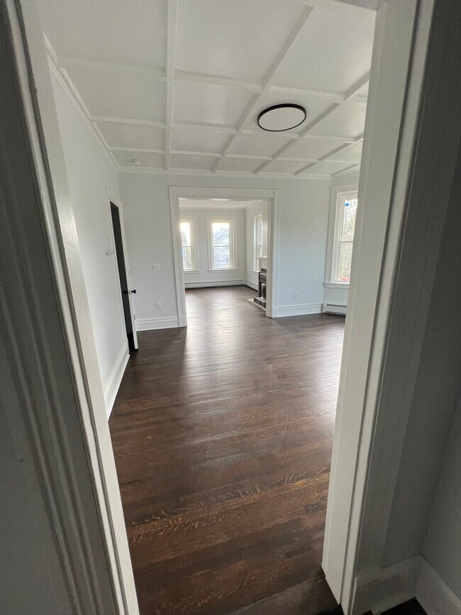 Building Photo - 185 Maple St