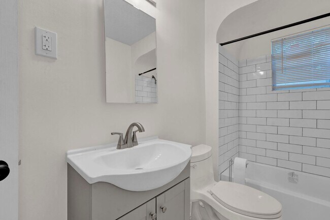 Building Photo - Recently Renovated Brick Home Located Minutes away from Memphis International Airport!