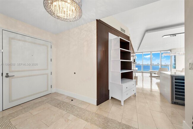 Building Photo - 2020 N Bayshore Dr