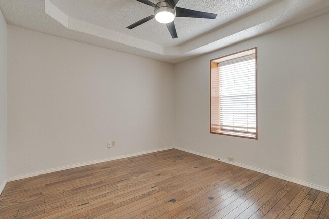 Building Photo - Beautiful 3 Bed, 2 Bath Home in Well Established Holiday West Neighborhood W /Pool and Pool Servi...