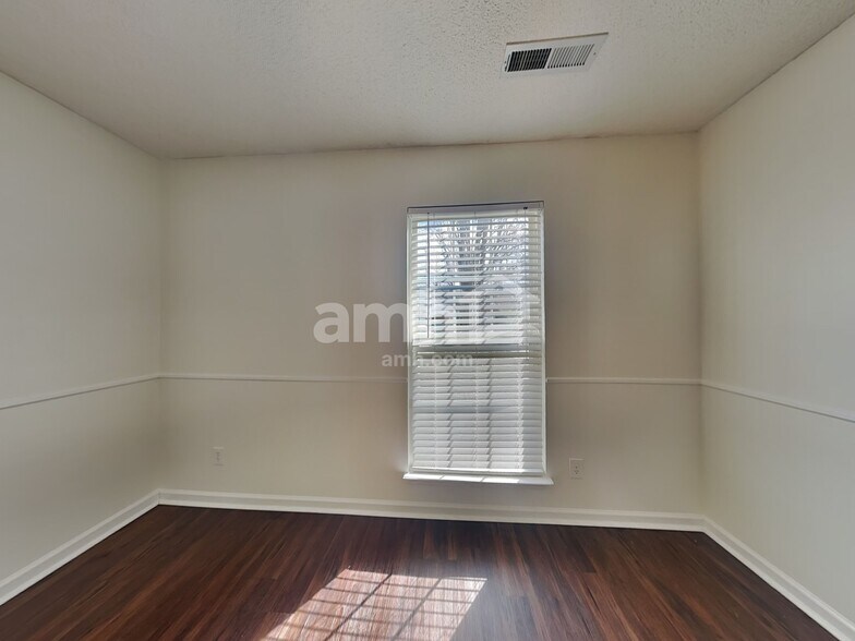 Building Photo - 11 Candor Pl
