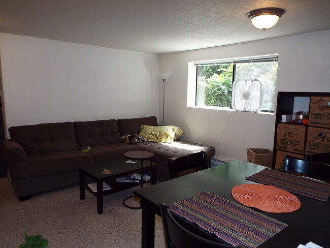 Building Photo - Spacious 1BR w/ Off-Street Parking | Quiet 4-Unit Building + Pet Friendly