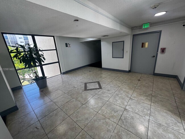 Building Photo - 17011 N Bay Rd