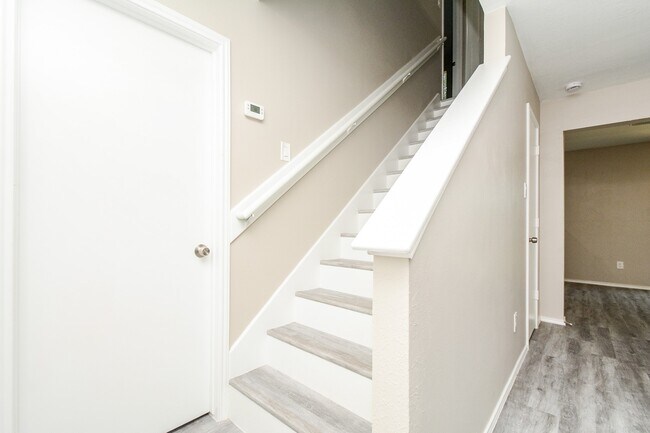 Building Photo - 8826 Pecan Pl Dr