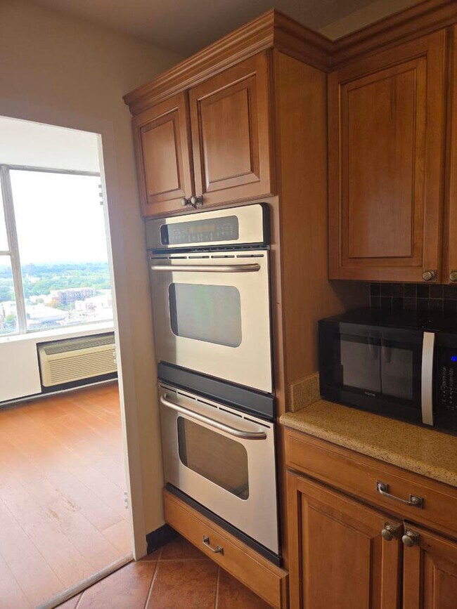 Building Photo - 5757 N Sheridan Rd