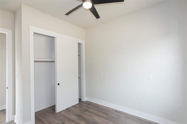 Building Photo - 2802 Lawrence Dr