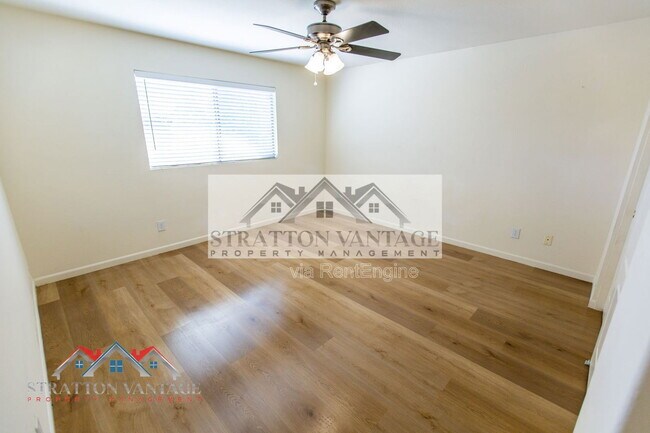 Building Photo - 960 E Constitution Dr