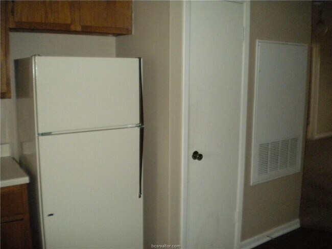 Building Photo - 906 Spring Loop