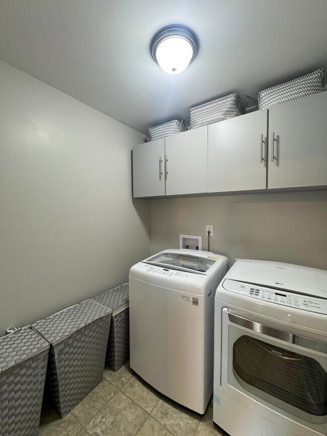 Building Photo - Gorgeous 4 Bed 2.5 Bath Home with Fenced Backyard