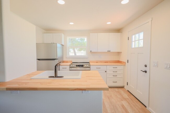 Building Photo - BARN STYLE HOME ON HUGE LOT!!!!1 Bedroom LOFT 1.5 Bathroom