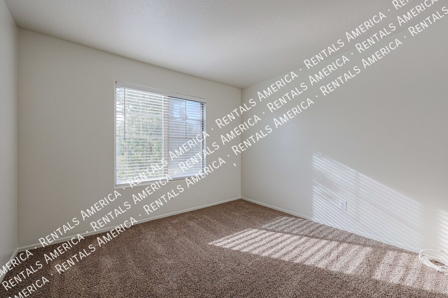 Building Photo - 323 N 76th Pl