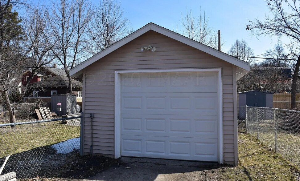 one stall garage - 1123 8th St N