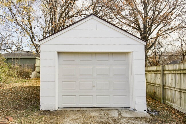 Building Photo - Charming 4-Bedroom Home in Kansas City, MO...