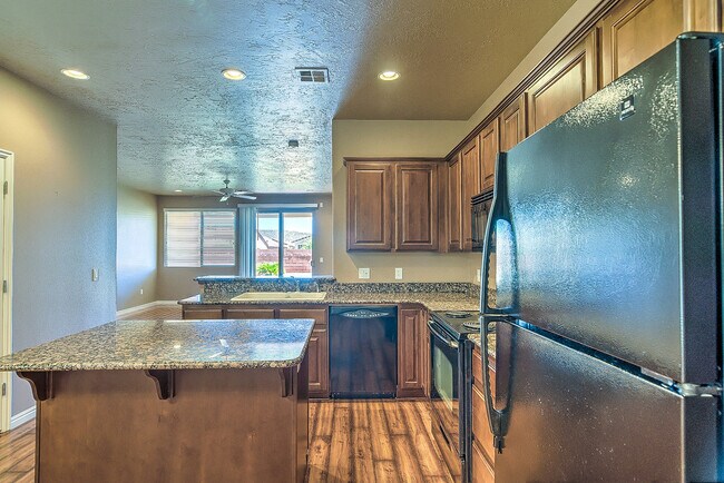 Building Photo - Beautiful Coral Canyon Home with Modern Up...