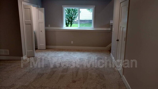 Building Photo - 548 W Elm St