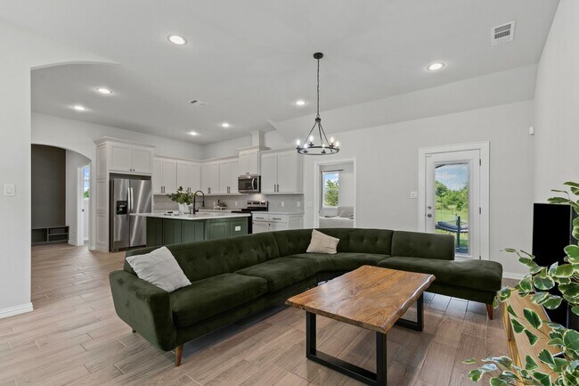Building Photo - Grand in Granbury!