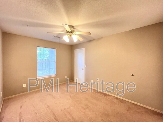 Building Photo - 886 N Daisy Ln