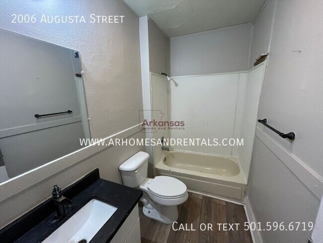 Building Photo - 2006 Augusta St