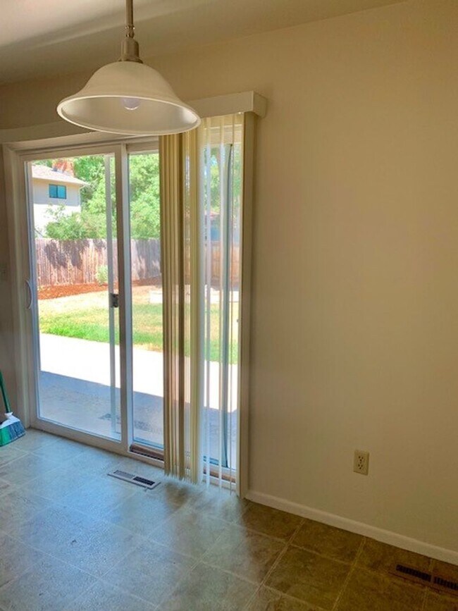 Building Photo - STUDENTS WELCOME! 3-Bed / 2-Bath Home 2 Miles from CSU