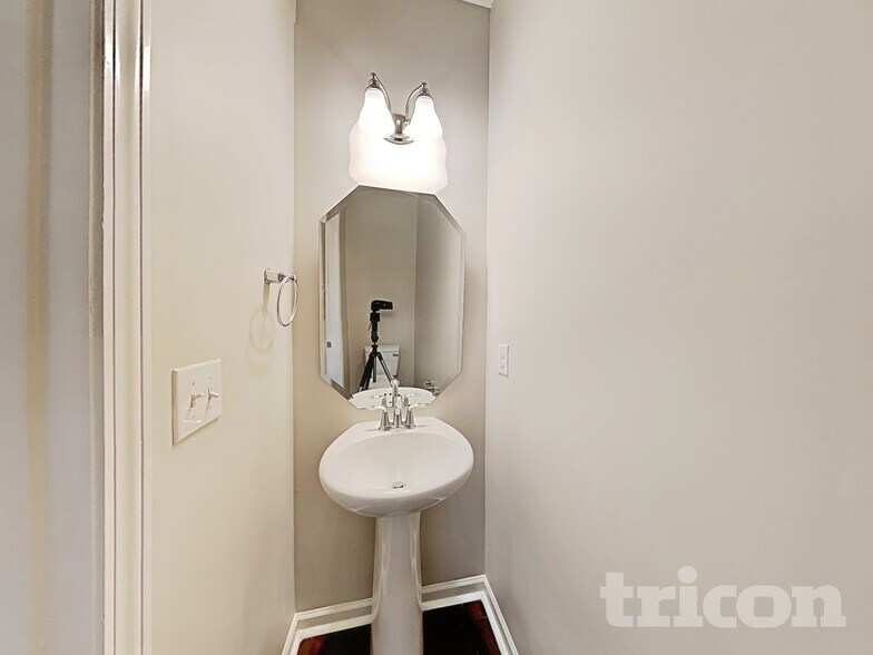 Building Photo - 817 Alta Wy