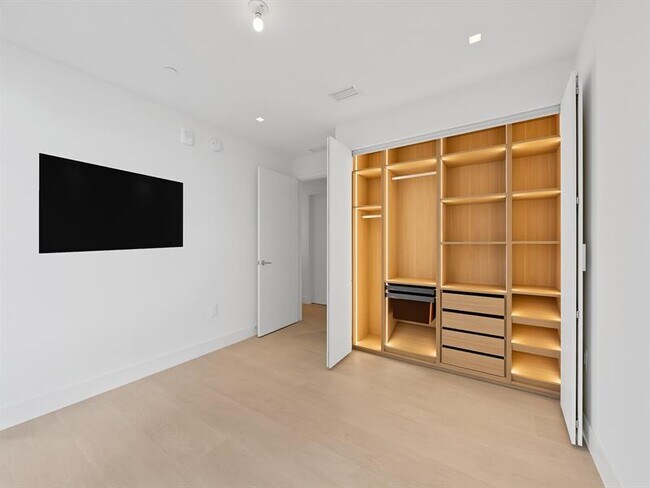 Building Photo - 700 NE 24th St