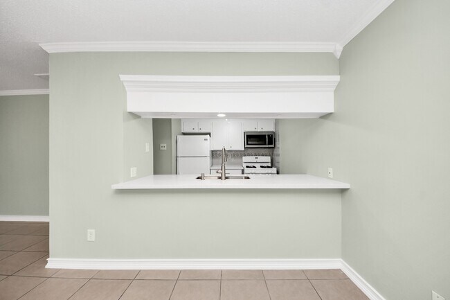 Building Photo - 44 W Tri Oaks Ln